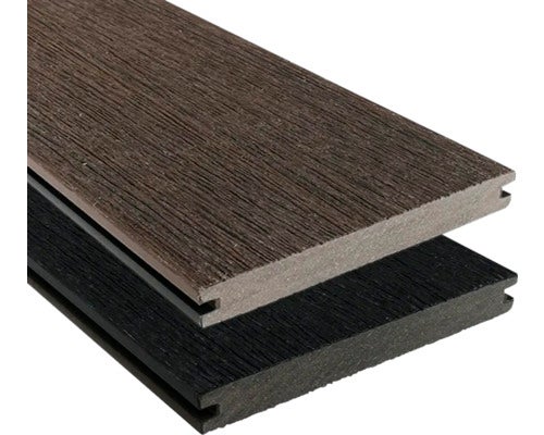 Zwei Terrassendielen aus Holz-Kunststoff-Verbundwerkstoff in Braun und Dunkelgrau mit Holzmaserung und seitlicher Nut.