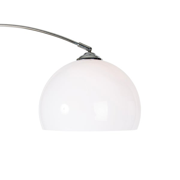 Detailaufnahme einer Bogenlampe mit weißem Lampenschirm