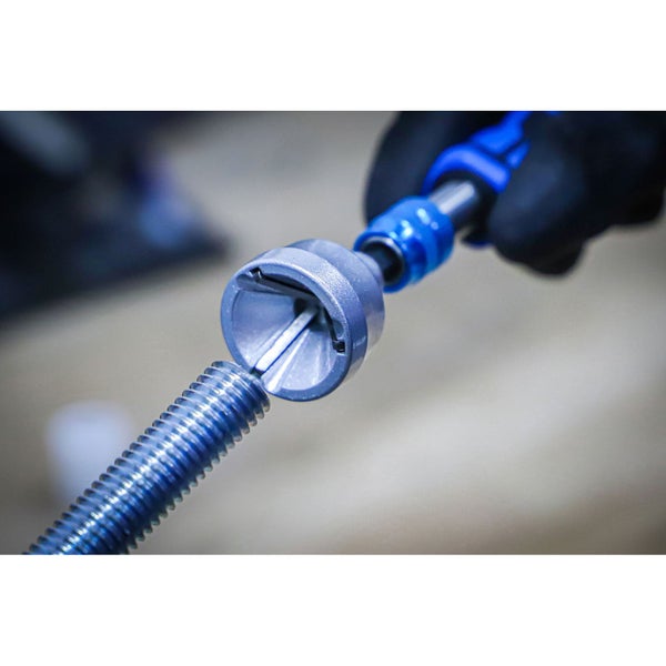 Anwendung eines Gewindestangendrehers an einer Gewindestange.