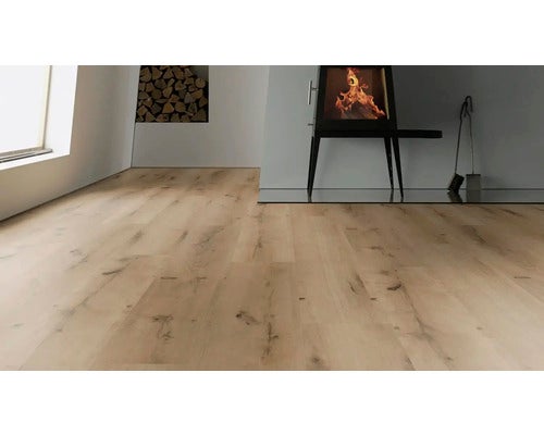 Modernes, helles Wohnzimmer mit hellem Holzboden, einem brennenden Kamin und einer Nische mit Kaminholz.
