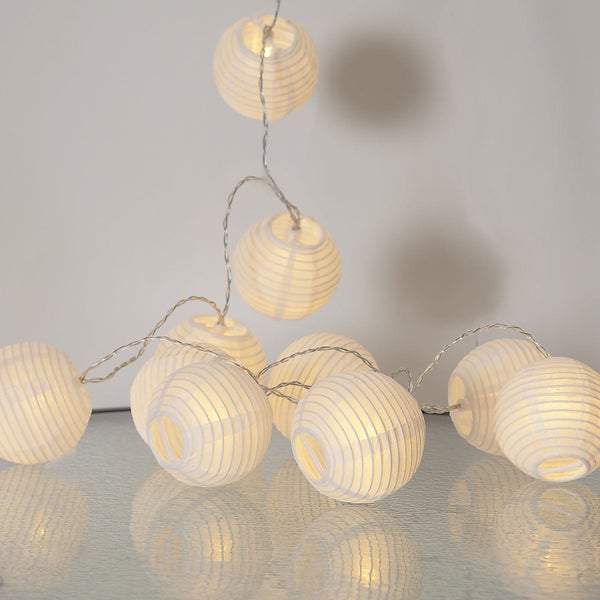 Dekorative Lichterkette mit kugelförmigen Papierlaternen für stimmungsvolle Beleuchtung