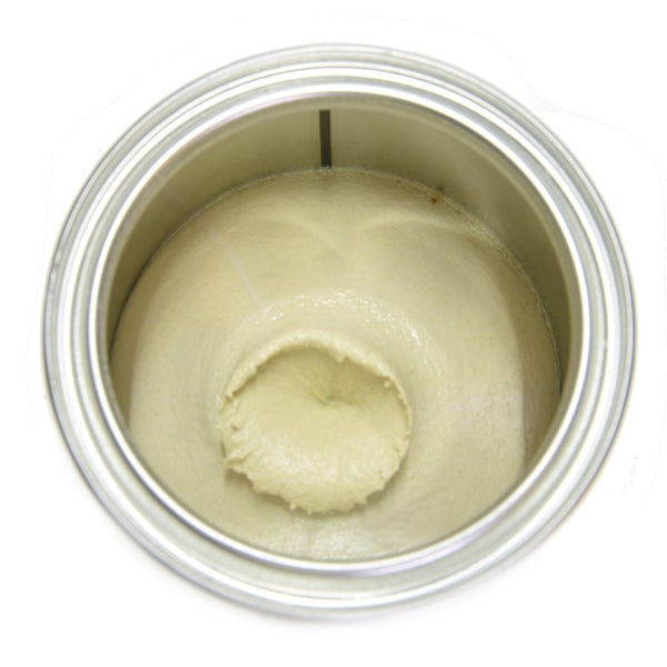 Geöffneter Farbbehälter mit Farbe