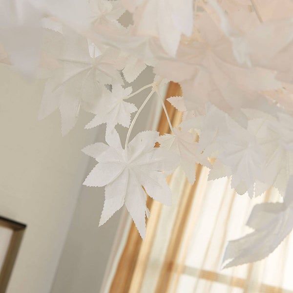 Künstliche Ahornblätter zur Dekoration in Weiß mit gezackten Rändern.