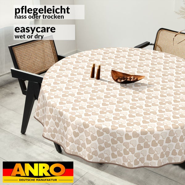Runde Tischdecke mit Herzmuster auf einem Tisch