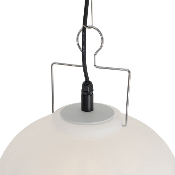 Detailansicht der Aufhängung einer Pendelleuchte mit schwarzem Kabel, Metallbügel und weißem Schirm.