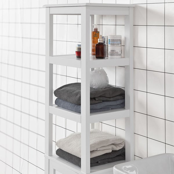 Weißes Badregal mit Handtüchern und Pflegeprodukten