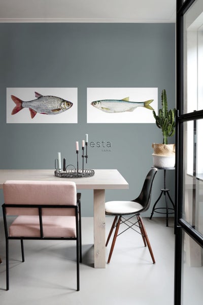 Helle und moderne Essecke mit zwei Fischbildern an der Wand
