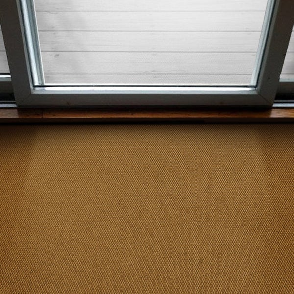 Detailansicht eines Fensters mit braunem textilen Hintergrund