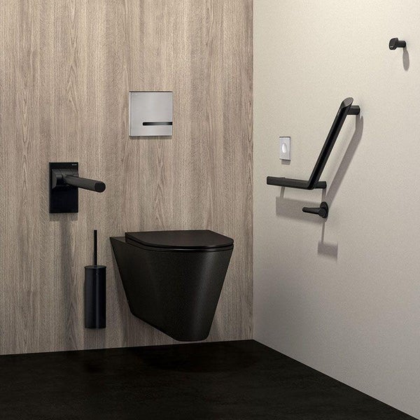 Modernes barrierefreies WC mit wandhängender Toilette, WC-Bürstengarnitur und klappbarem Stützgriff vor einer Wand mit Holzoptik.