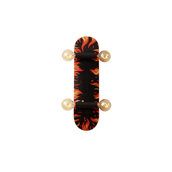 Wandleuchte in Skateboard-Form mit Flammen-Dekor und vier Leuchtmitteln.