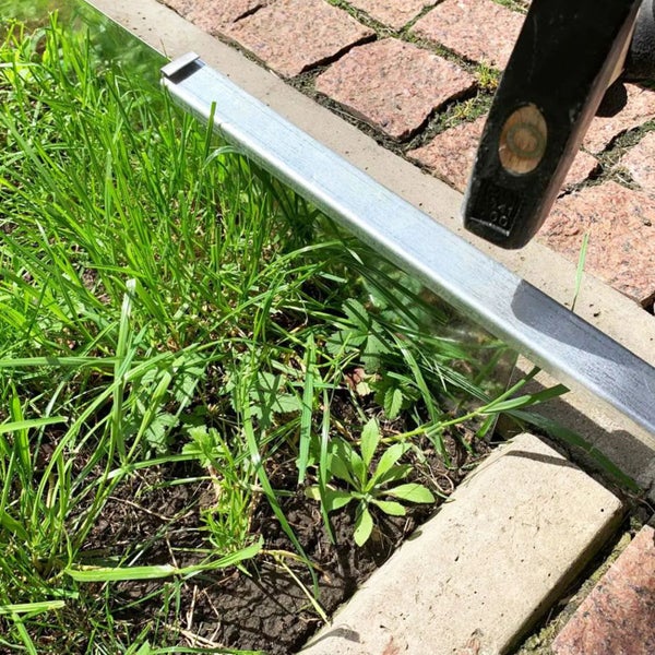 Garten mit Rasenkante aus Metall und Hammer zur Befestigung