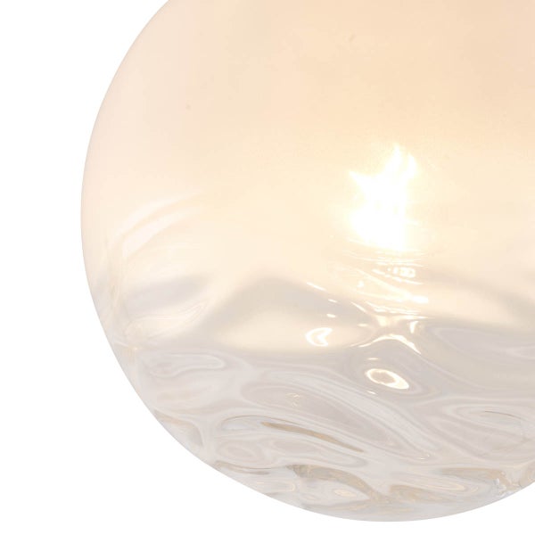 Detailansicht einer transparenten Glaskugel einer Lampe