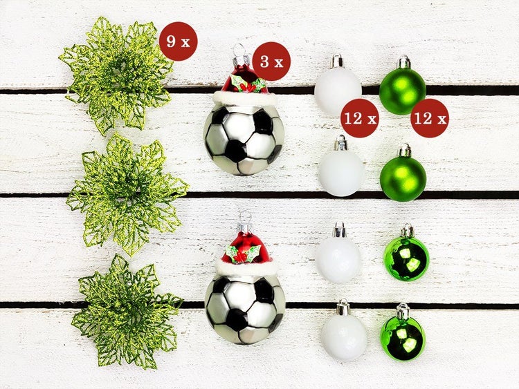 Weihnachtsbaumschmuck Set mit Fussball Kugeln, Weihnachtssternen und kleinen Weihnachtskugeln fuer den Baumschmuck.