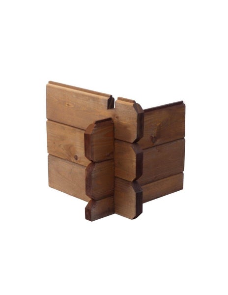 Eckverbindung aus braunem Holz für Gartenhäuser, ineinandergreifende Blockbohlen aus Massivholz.