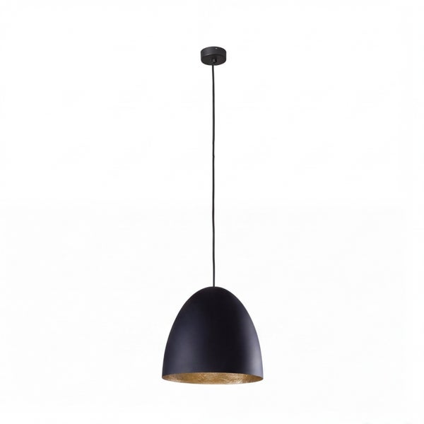 Moderne Pendelleuchte mit matt-schwarzem, glockenförmigem Metallschirm und goldfarbener Innenseite am schwarzen Kabel.