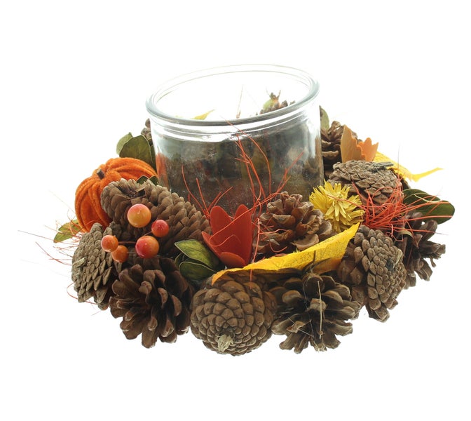 Dekoration mit Glas, Tannenzapfen, Kürbis und Herbstlaub