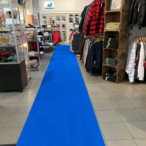 Blauer Teppichläufer in einem Bekleidungsgeschäft.