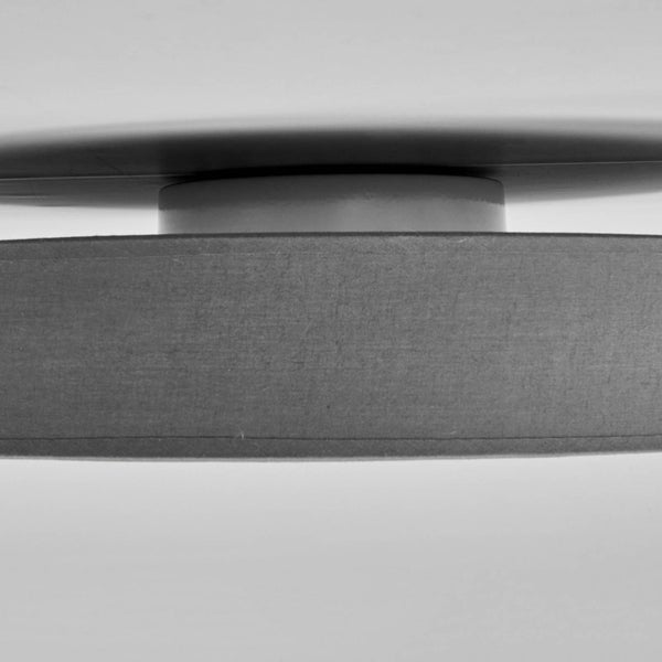 Nahaufnahme einer runden Deckenleuchte mit Textilschirm.