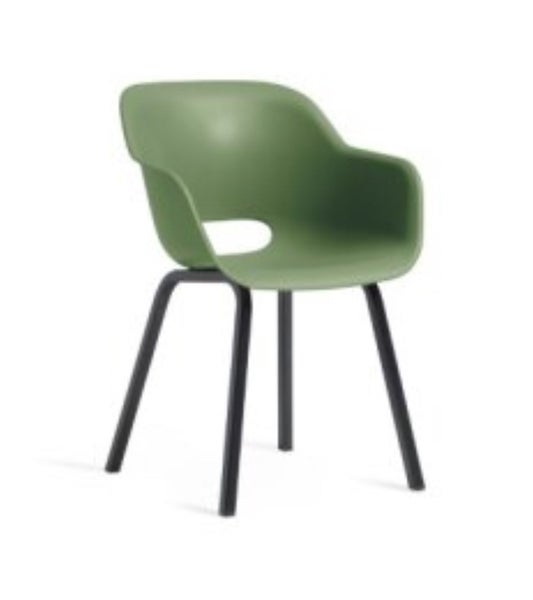 Abmessungen eines Armlehnstuhls: Höhe 80 cm, Breite 56,5 cm, Tiefe 55 cm