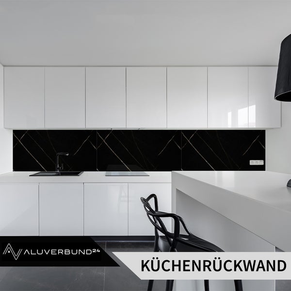 Küchenrückwand in einer modernen Küche mit schwarzen Akzenten und goldenen Linien