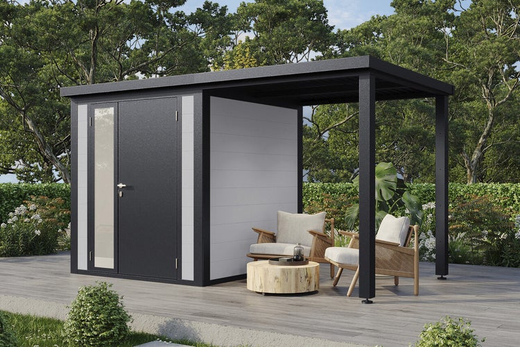 Modernes Gartenhaus mit integriertem überdachtem Freisitz und Lounge Möbeln auf einer Terrasse in einem Garten.