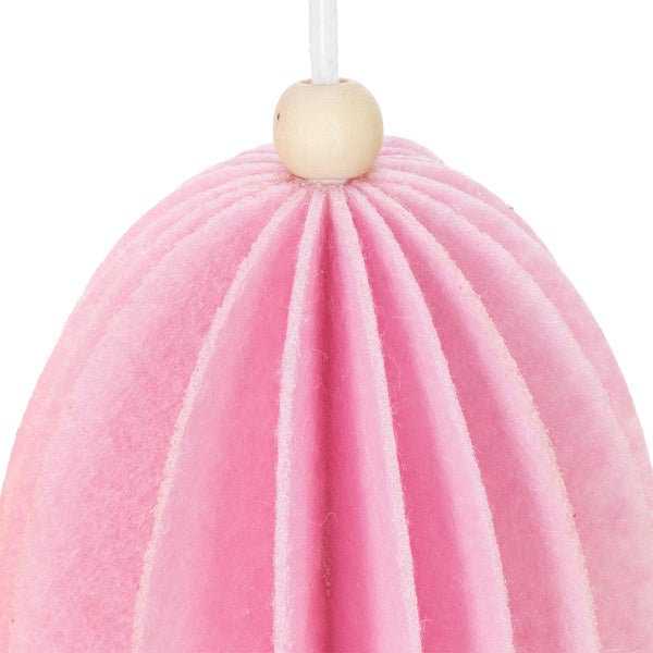 Dekorativer Filzanhänger mit Holzperle und Kordel