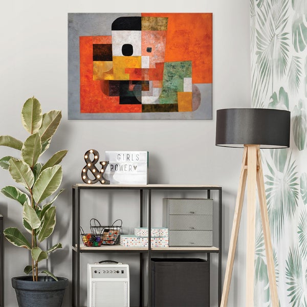 Dekoratives Wohnzimmer mit Regal, Zimmerpflanze, Stehlampe und abstraktem Gemälde