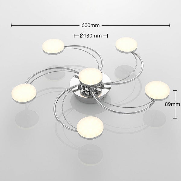 Moderne LED Deckenleuchte aus Chrom mit sechs runden Leuchtelementen. Breite 600 Millimeter, Höhe 89 Millimeter.