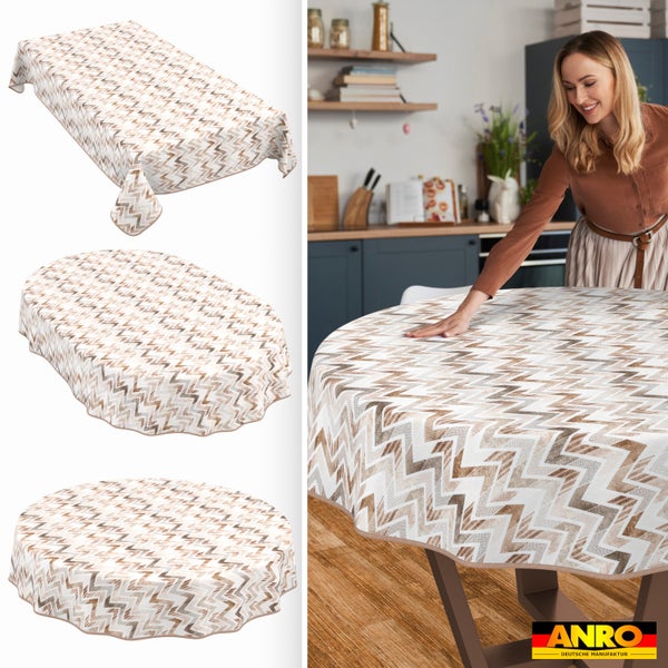 Abwaschbare Tischdecke mit Zickzack-Muster in rechteckiger, ovaler und runder Form. Eine Frau glättet die Decke in einer hellen Küche. ANRO Logo.