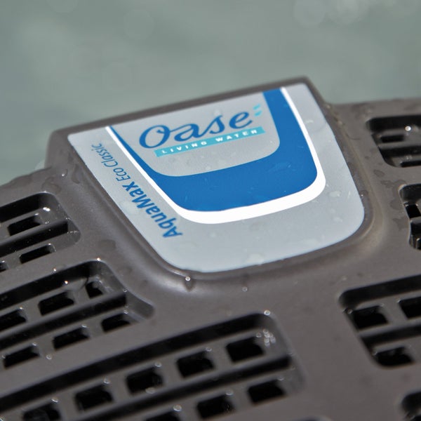 Oase Logo auf dem Gehäuse einer AquaMax Eco Classic Filterpumpe.