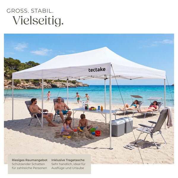 Weißer tectake Faltpavillon am Strand mit Personen in Campingstühlen, spielenden Kindern, Tisch und Kühlboxen in heller, organisierter Atmosphäre.