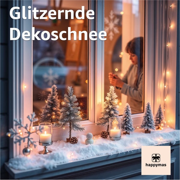 Fensterdekoration mit Dekoschnee, Miniaturweihnachtsbäumen und Kerzen