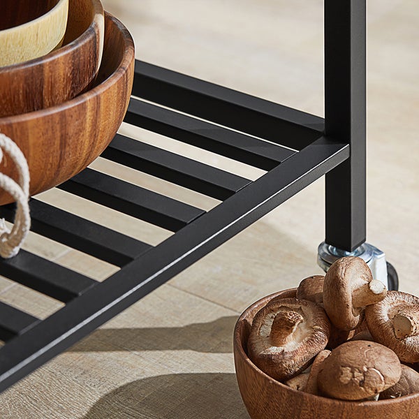 Detailaufnahme eines Küchenwagens mit Schüsseln und Pilzen