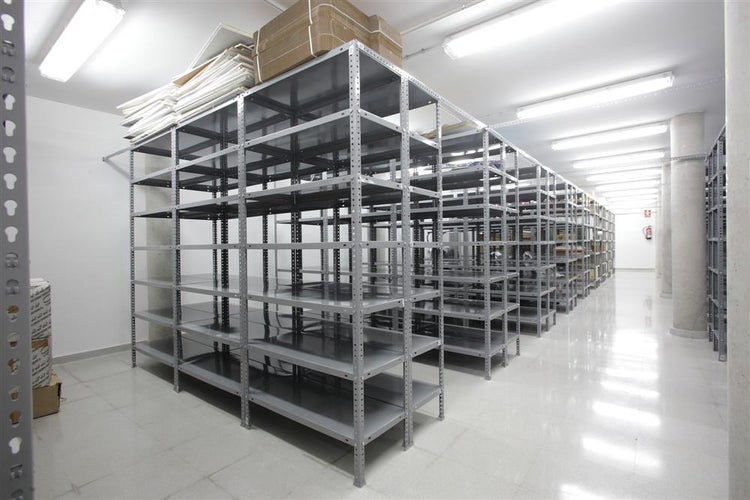 Hell gestalteter Lagerraum mit mehreren Reihen grauer Metallregale für eine organisierte Lagerhaltung.