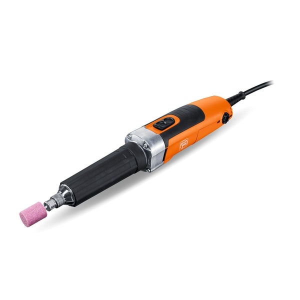 Eine Person in Arbeitskleidung nutzt einen Fein Geradschleifer an einem Metallrohr in einer organisierten Werkstatt mit Rohren und Klemmen.