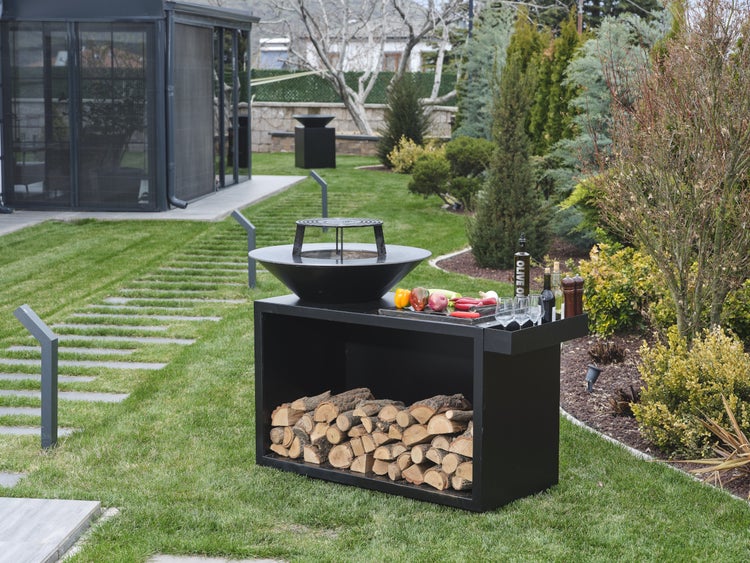 The Favilla FLAME SCHWARZ Feuerschale mit Grillring – Outdoor Grill mit Holzlager & Grillrost – Feuerstelle pulverbeschichtet mit Abdeckhaube & Schürze – Ø 85 cm Grillplatte