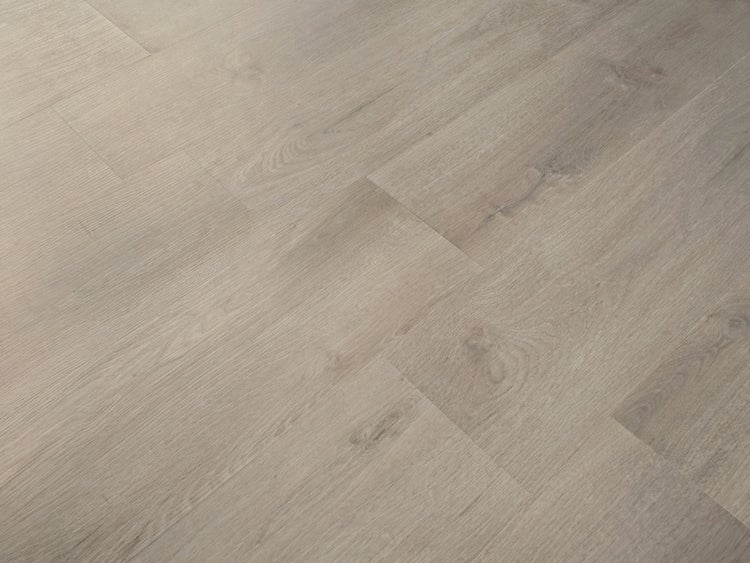Laminatboden in Fischgrät-Optik mit Eichen-Dekor und authentischer Holzstruktur.