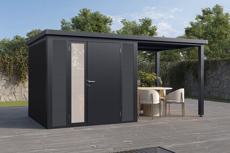 Modernes Gartenhaus mit integriertem Terrassendach, Seitentür mit Glaselement und Sitzgruppe auf Holzterrasse im Außenbereich.