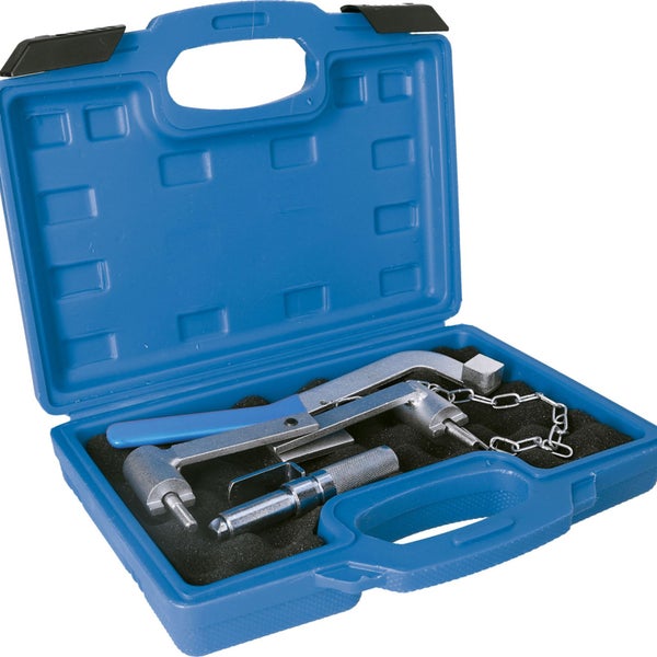Werkzeugsatz für die Autoreparatur in einem blauen Kunststoffkoffer