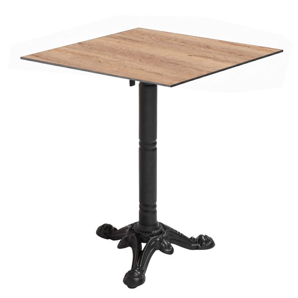Quadratischer Bistrotisch mit Tischplatte in Holzoptik und einem verzierten Mittelfuß aus schwarzem Metall.