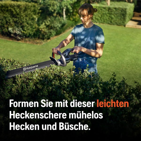 Frau schneidet Hecke mit einer Husqvarna Heckenschere