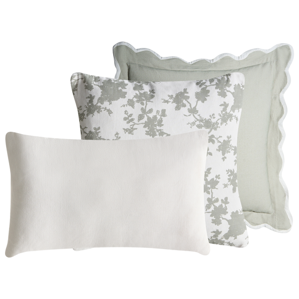 Drei Zierkissen in verschiedenen Formen und Designs