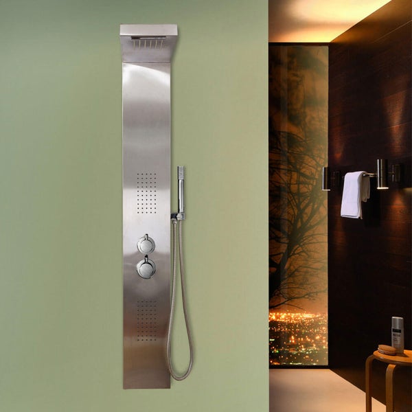 Duschpaneel aus Edelstahl mit Kopfbrause Handbrause und Massagedüsen montiert an einer Wand in einem modernen Badezimmer