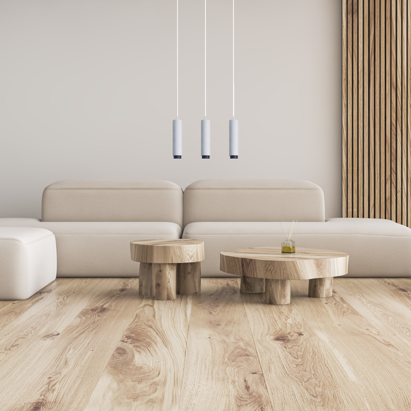 Wohnzimmer mit Sofa, Holztischen und Hängelampen für eine helle und organisierte Atmosphäre.