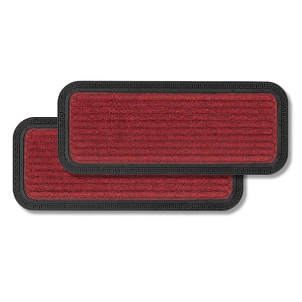 Zwei Fußmatten mit einem Mäandermuster am Rand liegen übereinander.