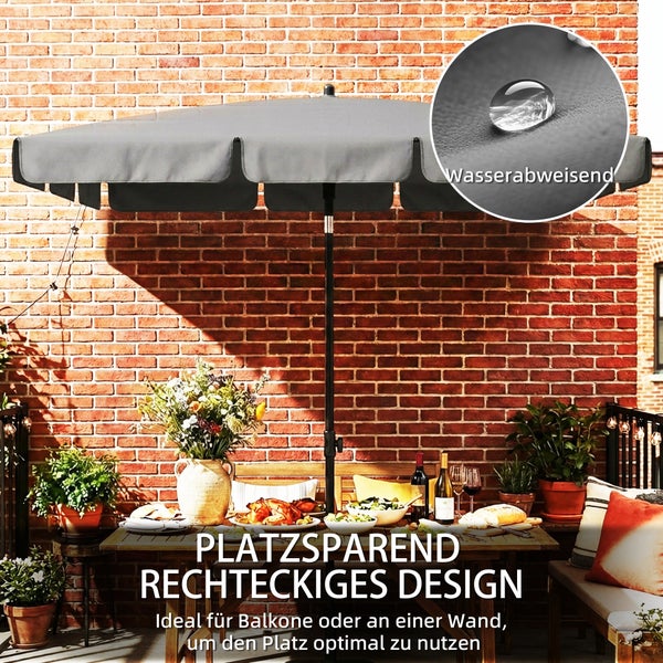 Rechteckiger Sonnenschirm auf hellem Balkon mit gedecktem Tisch. Wasserabweisendes Material und platzsparendes Design ideal für Wände.