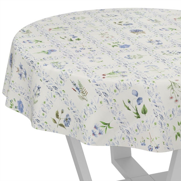 Runde Tischdecke mit floralem Wildblumenmuster in Blau und Grün auf weißem Grund.