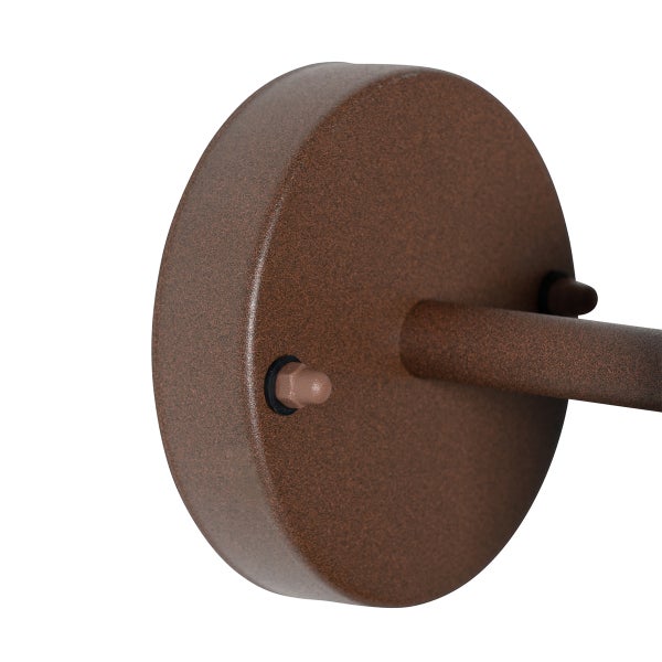 Runde Wandhalterung einer Leuchte aus Metall mit brauner, strukturierter Oberfläche in Rostoptik.