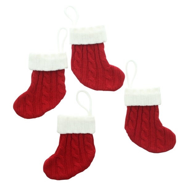 Vier gestrickte Weihnachtssocken mit Schlaufe