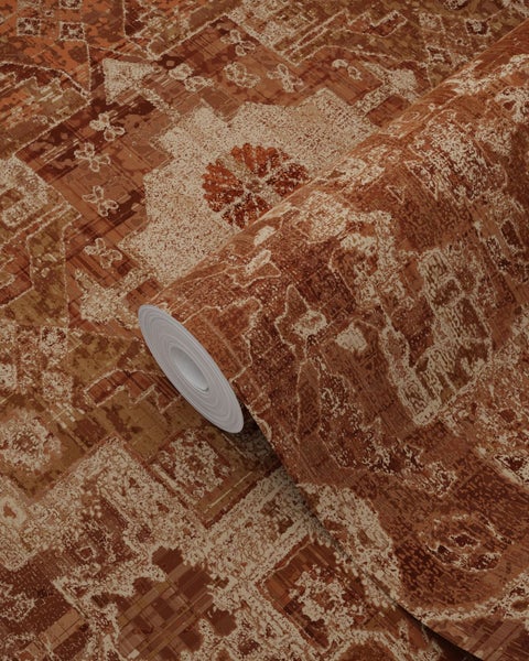 Eine Rolle Tapete in Terrakotta und Beige mit einem detailreichen, orientalischen Muster im Vintage-Stil.